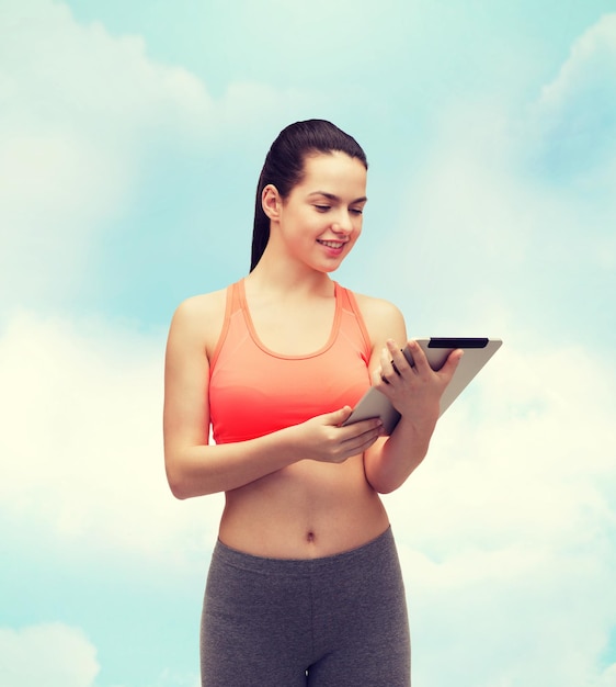 deporte, ejercicio, tecnología, internet y atención médica - mujer deportiva con computadora de tablet pc