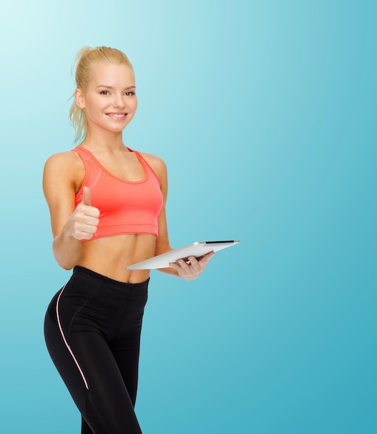 deporte, ejercicio, tecnología, internet y atención médica - mujer deportiva sonriente con computadora de tablet pc mostrando los pulgares hacia arriba