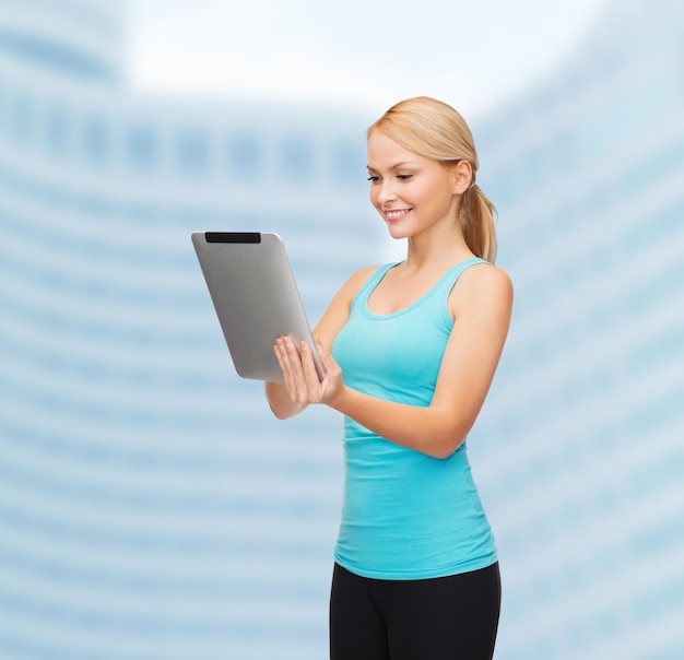 deporte, ejercicio, tecnología, internet y salud - mujer deportiva con tablet pc