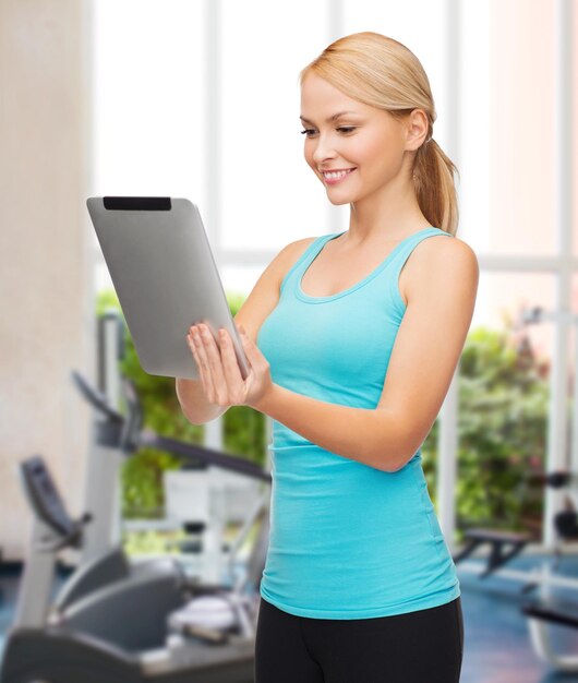 deporte, ejercicio, tecnología, internet y salud - mujer deportiva con tablet pc