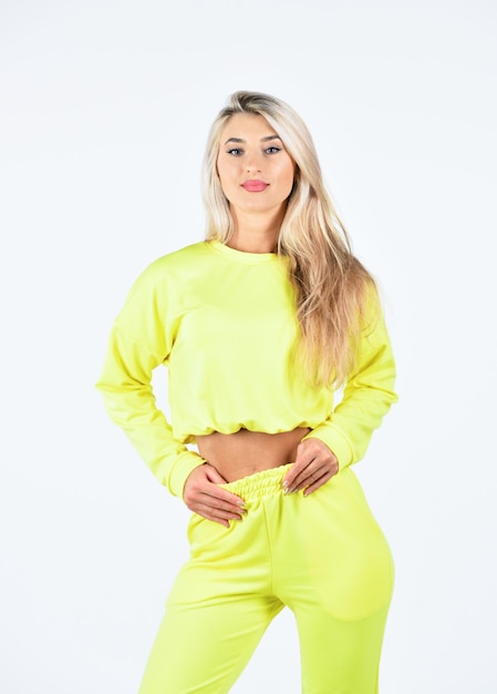 Deporte y estilo de vida saludable Traje de entrenamiento para hacer ejercicio en el gimnasio Retrato de moda de niña atlética Fitness sport girl en ropa deportiva de moda usar ropa deportiva para entrenar en el gimnasio