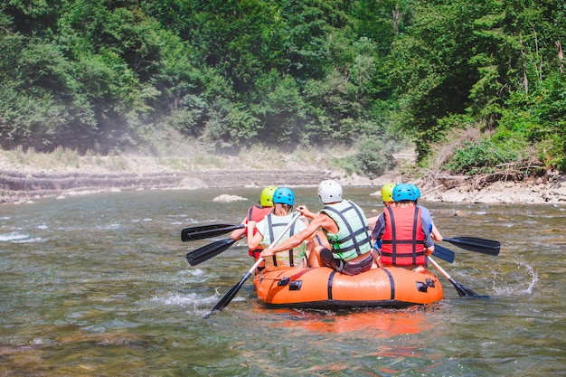 Deporte extremo en balsa inflable en el espacio de copia de verano del río de montaña