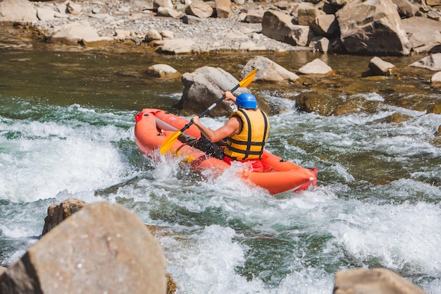 Deporte extremo en balsa inflable en el espacio de copia de verano del río de montaña