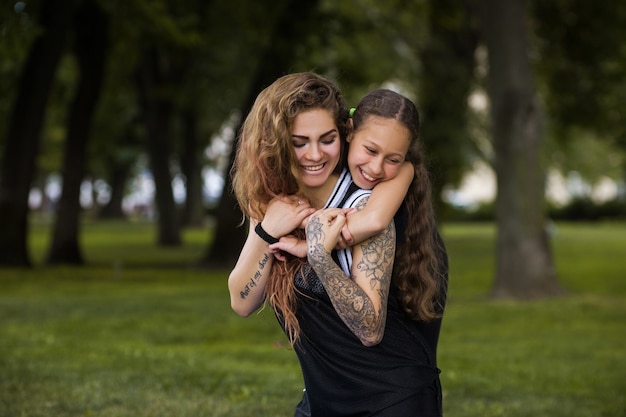 deporte familiar. feliz madre e hija entrenando al aire libre