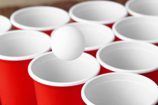 Deporte de fiesta universitaria - beer pong