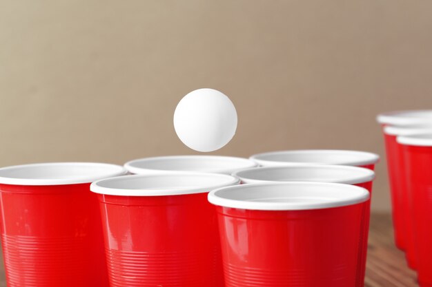 Deporte de fiesta universitaria - beer pong