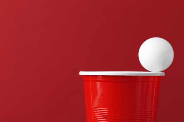 Deporte de fiesta universitaria - beer pong