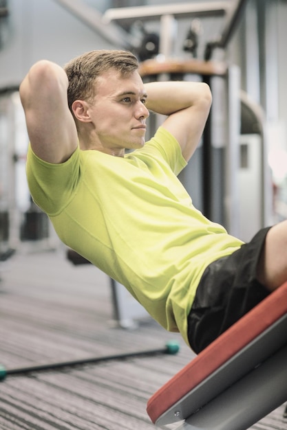 deporte, fitness, estilo de vida y concepto de personas - hombre haciendo ejercicio en el gimnasio