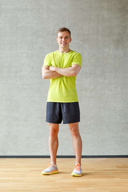 deporte, fitness, estilo de vida y concepto de personas - hombre sonriente en el gimnasio