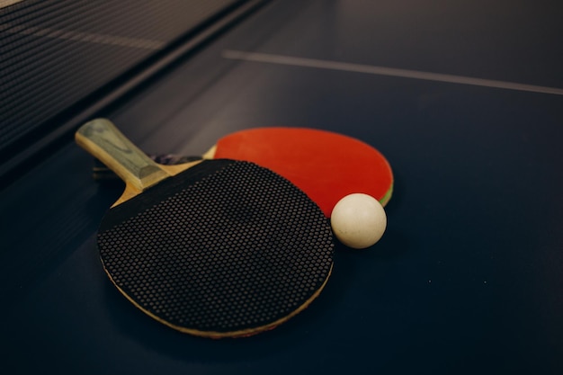 Deporte fitness estilo de vida saludable y concepto de objetos cerca de raquetas de ping pong o tenis de mesa con pelota