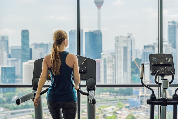 Foto deporte fitness estilo de vida tecnología y personas concepto mujer haciendo ejercicio en caminadora en el gimnasio contra