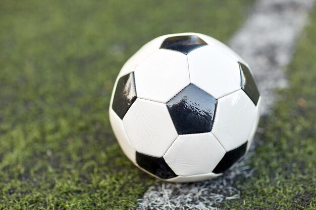 deporte, fútbol y juego - pelota en el campo de fútbol