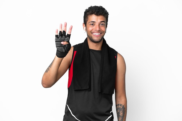 Deporte hombre brasileño con toalla aislado sobre fondo blanco feliz y contando cuatro con los dedos