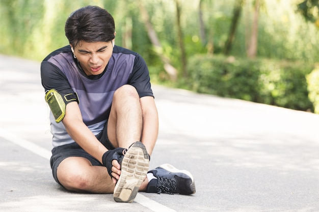 deporte hombre lesión de rodilla