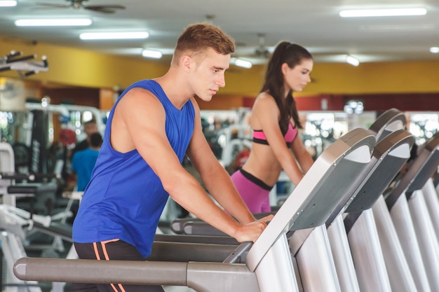 deporte hombre y mujer en caminadora