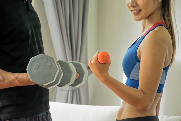 Foto deporte hombre y mujer deporte sosteniendo peso de gimnasio fitness.