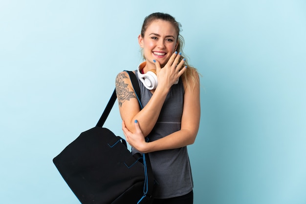 Deporte joven mujer brasileña con bolsa de deporte aislada feliz y sonriente