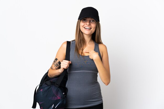 Deporte joven mujer eslovaca con bolsa de deporte sobre fondo aislado con expresión facial sorpresa