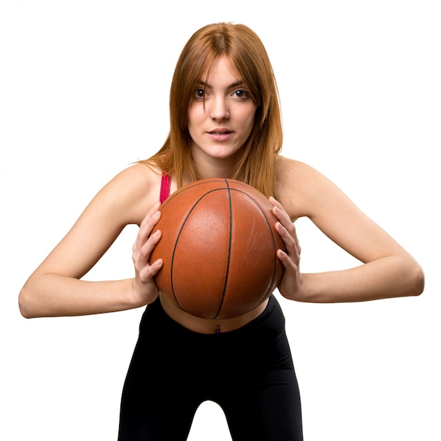 Deporte joven mujer con pelota de baloncesto