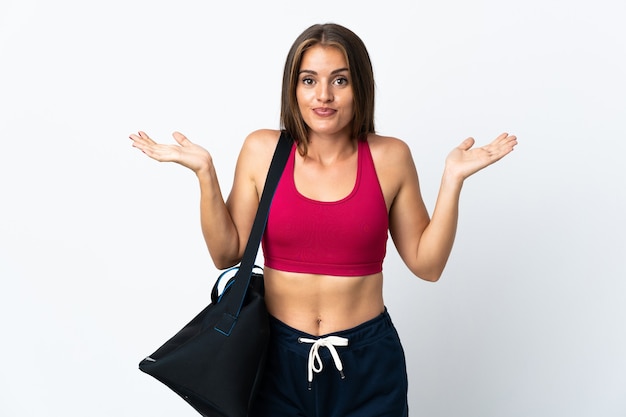 Deporte joven mujer uruguaya con bolsa de deporte aislado