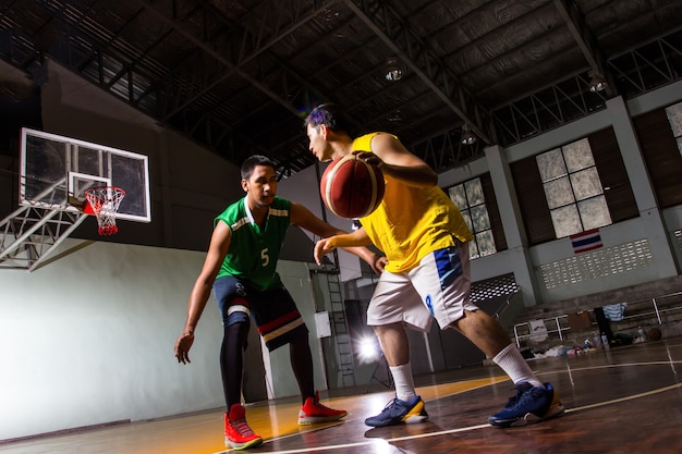 Foto deporte de juego de competición de jugadores de baloncesto en el estadio.