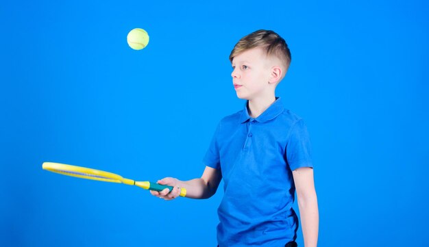 Deporte juego de tenis juego de éxito entrenamiento de niño adolescente Jugador de tenis con raqueta y actividad de pelota de Llttle boy La dieta de fitness trae salud y energía Niño feliz jugar tenis jugar juego de tenis