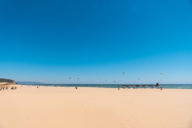 Deporte de kitesurf en la playa de Caños de Meca en la Costa de la Luz Cádiz Andalucía