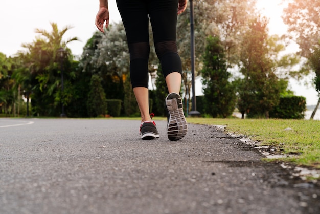 Deporte mujer caminando hacia el lado de la carretera