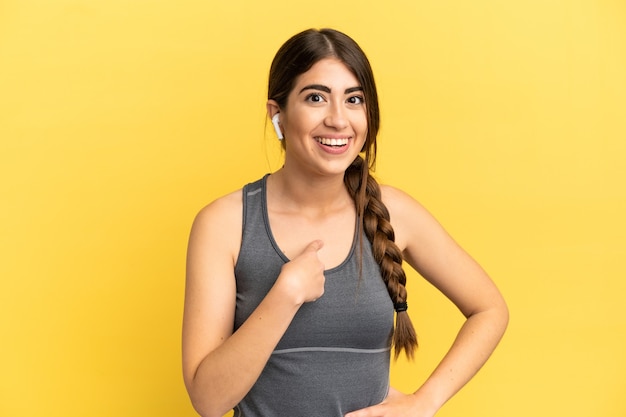 Deporte mujer caucásica aislada sobre fondo amarillo con expresión facial sorpresa