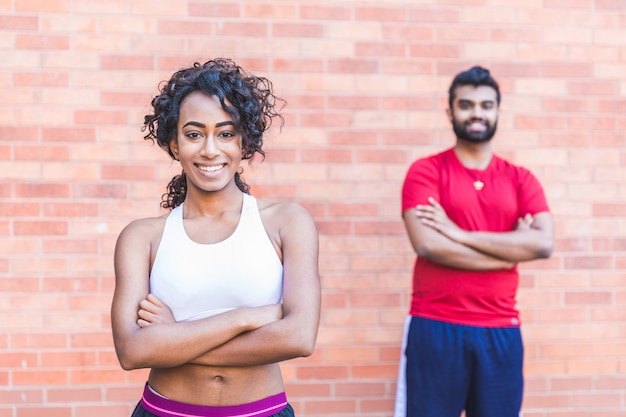 Deporte mujer negra y retrato de hombre