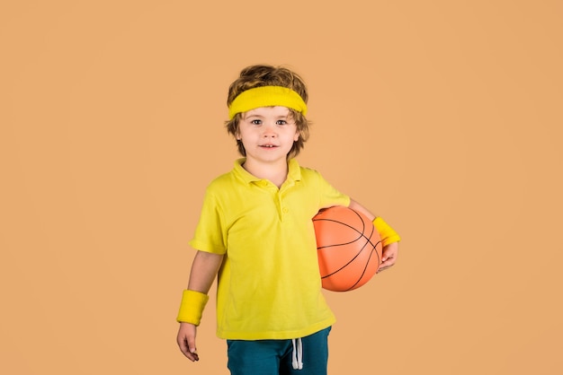 Foto deporte niño de jugador de baloncesto activo jugando con baloncesto niño deportivo con concepto de deporte de hobby de pelota