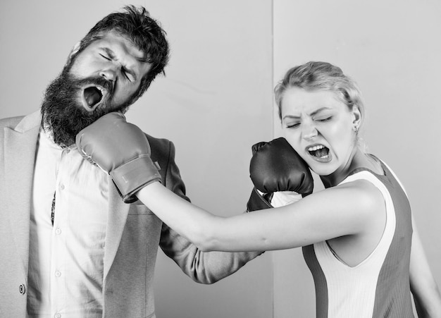 Deporte para todos, pareja familiar, guantes de boxeo, hombre barbudo, hipster, peleando con una mujer, golpe de nocaut, quién tiene razón, gana la pelea, problemas de fuerza y poder en el deporte de relaciones.