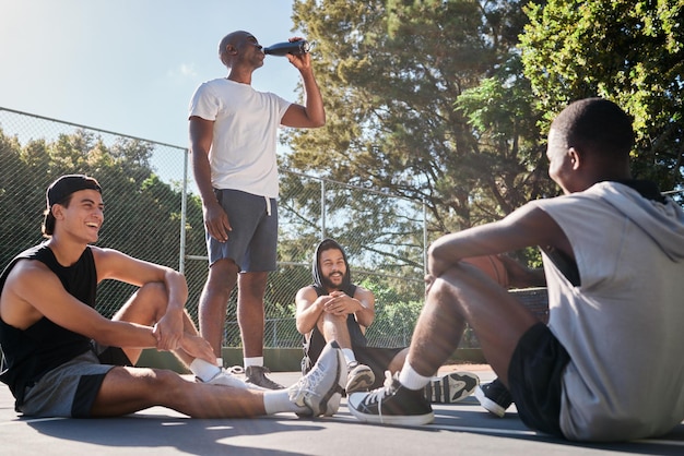 Los deportes de amigos y el equipo se relajan después de entrenar en la cancha de baloncesto al aire libre.