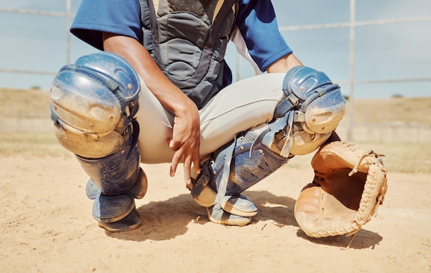 Deportes de béisbol y manos de un hombre con un cartel durante una competencia de juego o evento en un campo Atleta profesional esperando la pelota durante el deporte con equipo en un parque natural o entorno natural