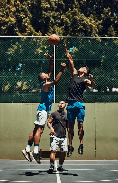 Los deportes comienzan y los hombres saltan en el entrenamiento de baloncesto, hacen ejercicio cardiovascular y hacen ejercicio físico en una cancha de baloncesto.