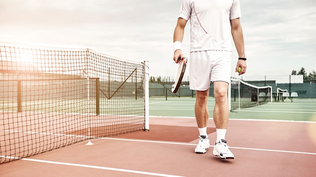 Los deportes construyen buenos hábitos, confianza y disciplina, el hombre se encuentra en la cancha