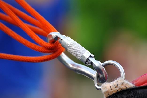 Deportes de escalada imagen de un mosquetón en una cuerda