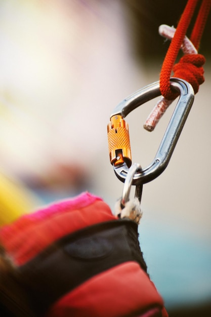 Deportes de escalada imagen de un mosquetón en una cuerda