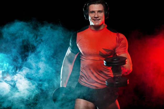 Deportes de fitness muscular hombre atleta con pesas en el gimnasio de fitness Energía y potencia