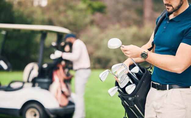 Foto deportes de golf y hombre con club de golf en el campo listo para comenzar la práctica del juego y el entrenamiento para la competencia actividad de golfista profesional y caddie masculino en césped para ejercicio físico y recreación