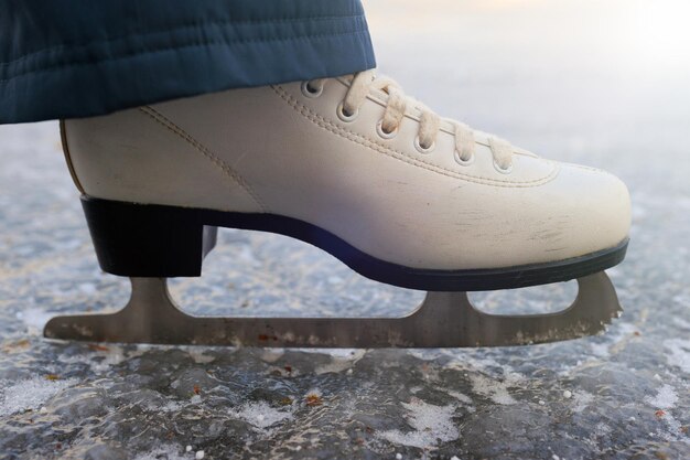 Deportes de invierno: patines de primer plano para patinaje artístico sobre hielo. Enfoque selectivo en el patinaje