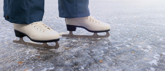 Deportes de invierno - patines de primer plano para patinaje artístico sobre hielo