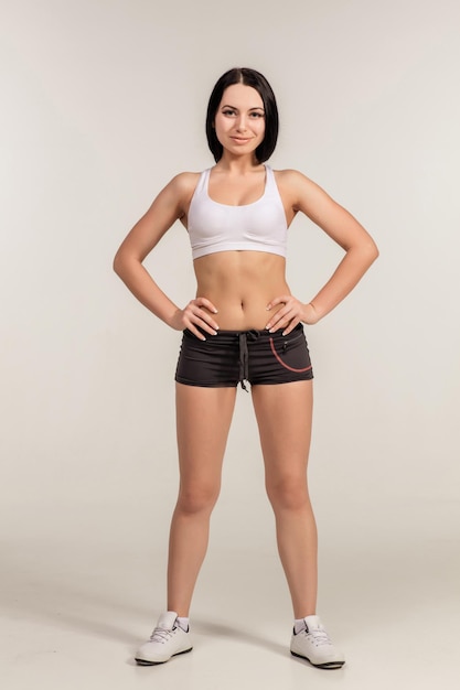 Deportes mujer joven en pantalones cortos y top