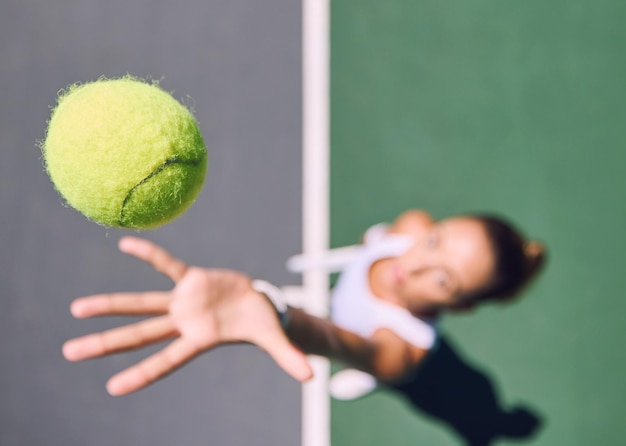 Foto deportes de pelota de tenis y jugadora lanzando y sirviendo en una cancha afuera desde arriba mujer atlética jugando para diversión competitiva con espacio de copia mujer deportiva preparándose para un juego