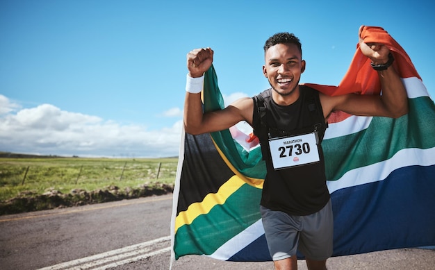 Deportes retrato y bandera de Sudáfrica con un hombre corriendo en una calle en la naturaleza para motivación o éxito Ganador de fitness o celebración con un corredor animando durante el entrenamiento cardiovascular o de resistencia