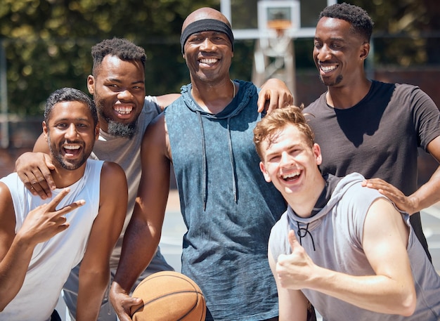 Deportes de retrato o equipo de baloncesto en la cancha entrenando para un partido o competencia con una sonrisa Entrenamiento de atletas y foto grupal diversa de hombres practicando deporte para hacer ejercicio y salud