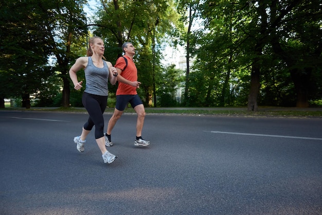 deportes urbanos pareja saludable jogging