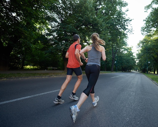 deportes urbanos pareja saludable jogging