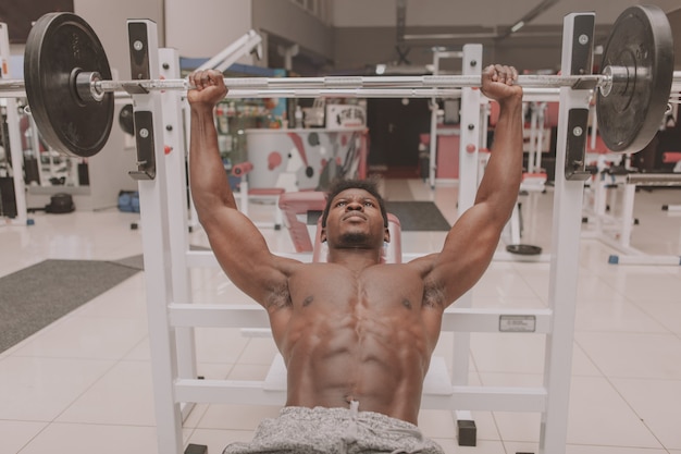 Foto deportista africano haciendo ejercicio en el gimnasio