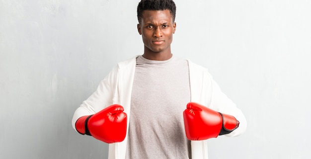 Deportista afroamericano con guantes de boxeo